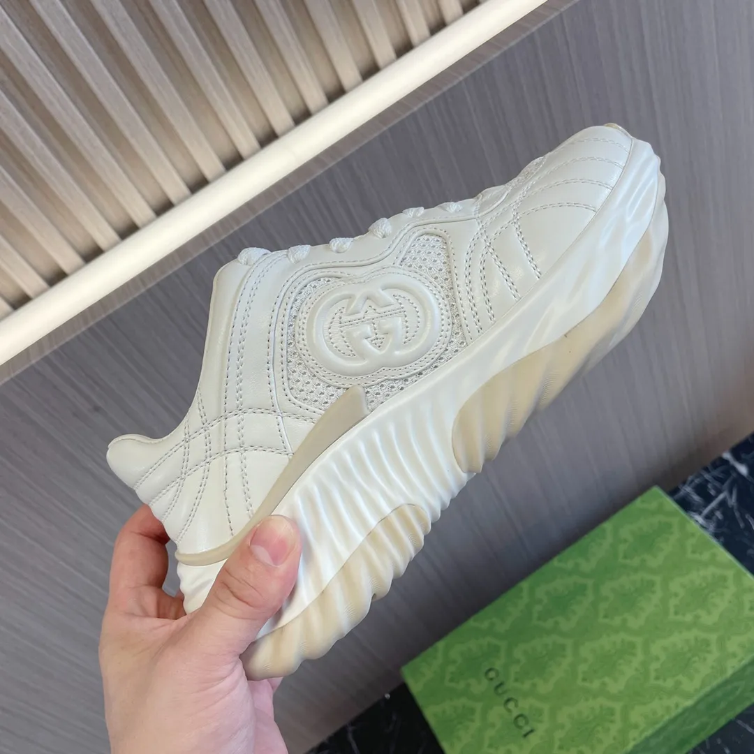 👟👟Ex-factory price 700👟👟 - the latest wave shoes; dad shoes; sports shoes; couple series... Gucci Ripple series sports shoes are made with innovative stitching technology, leather design with three-dimensional interlocking double G leather logo and Gucci letter metal logo embellishment, 3-color combination suction mold technology wavy outsole (soft/shock-absorbing/strong rebound) Original imported sheepskin ➕Original imported sheepskin lining ➕Original open-molded TPU suction mold 3-color outsole (sole thickness 5CM) Women's model 35-40 /